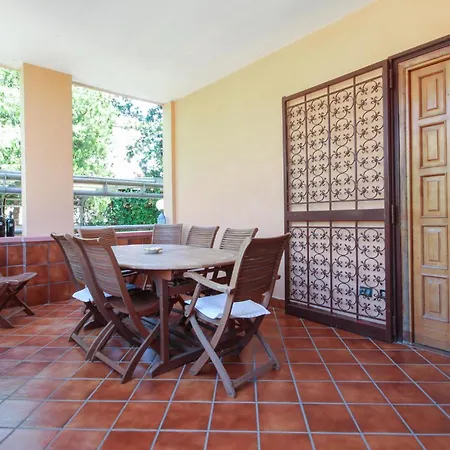 3 Bedroom Awesome In Capaccio Scalo